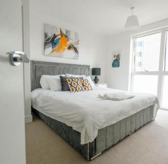 Park Royal Apartment | Modern 2 Bedroom with Superking Bed & Balcony views Near Wembley