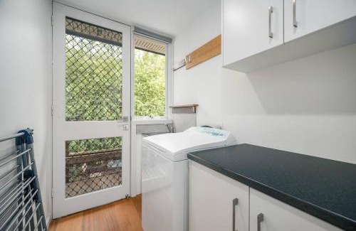 Ringwood House | Modern 2 BRM Cottage at Eastland Ringwood