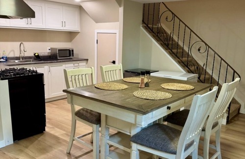 Dauphin House | Modern 2 queen bedroom suite with private entrance