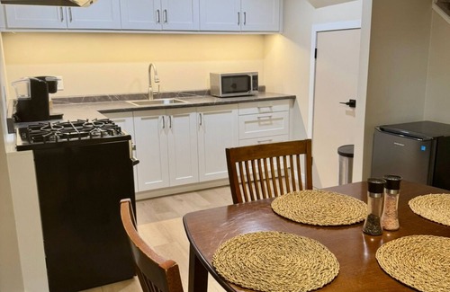 Dauphin House | Modern 2 queen bedroom suite with private entrance