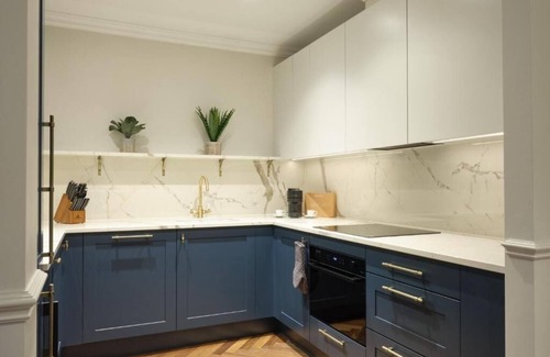 City of Westminster Apartment | Modern 2BA Apartment Near Bond Street Tube w/Concierge Services