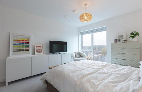 Shephall Apartment | Modern 2BD Apt w/Balcony & Parking - Near London