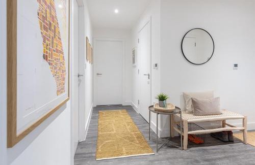 Shephall Apartment | Modern 2BD Apt w/Balcony & Parking - Near London