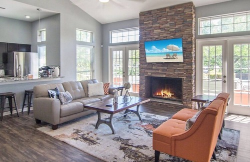 Woodlawn Apartment | Modern 2bed 2bath