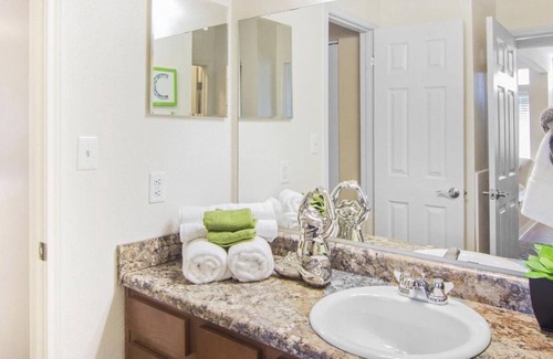 Woodlawn Apartment | Modern 2bed 2bath