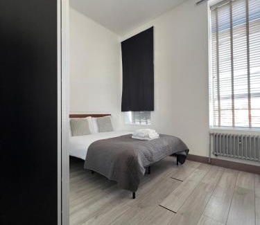 Turnham Green Apartment | Modern 2bed warehouse conversion apartment for 6 people - London