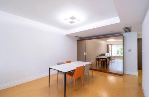 Xujiahui Apartment | Modern 2BR 1 Living Room Suite Near Xujiahui Metro