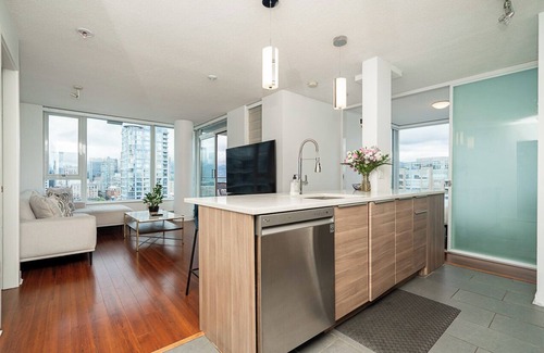 Central Apartment | Modern 2BR/2BA Apartment in Downtown Vancouver