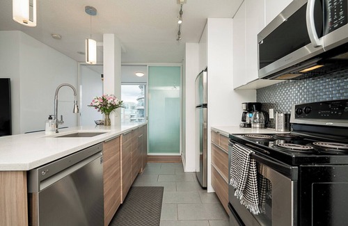 Central Apartment | Modern 2BR/2BA Apartment in Downtown Vancouver
