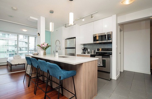 Central Apartment | Modern 2BR/2BA Apartment in Downtown Vancouver