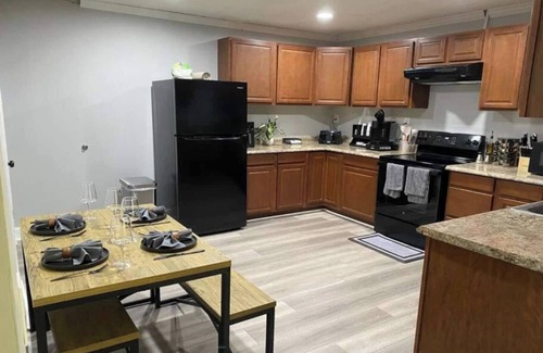 Asheboro House | Modern 2BR Aparment near NC ZOO w/Parking