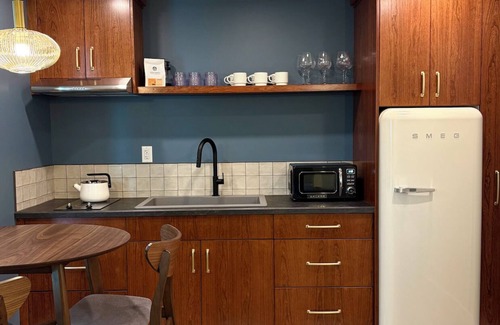 Rossland House | Modern 2BR Charm– Prime Location