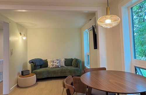 Rossland House | Modern 2BR Charm– Prime Location