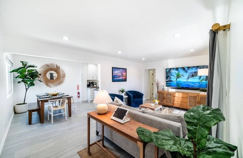 Huntington Beach Condo | Modern 2BR Condo, Steps to Ocean, BBQ, Surfboard, XBOX & Ps4, E-bikes, Pets OK