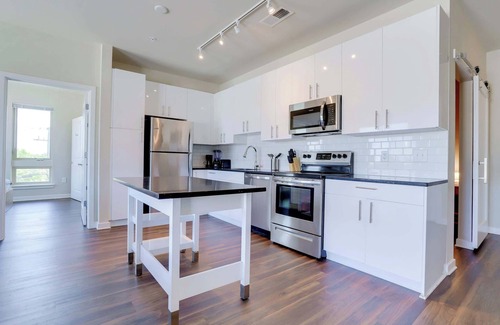 Jefferson Manor Apartment | Modern 2BR + Den with Balcony & Gym