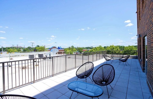 Jefferson Manor Apartment | Modern 2BR + Den with Balcony & Gym