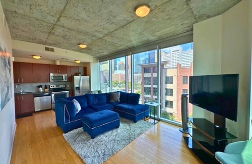 Central Business District Condo | Modern 2BR Downtown Houston High-Rise w/Skyline Views, Rooftop Pool & 24h Gym