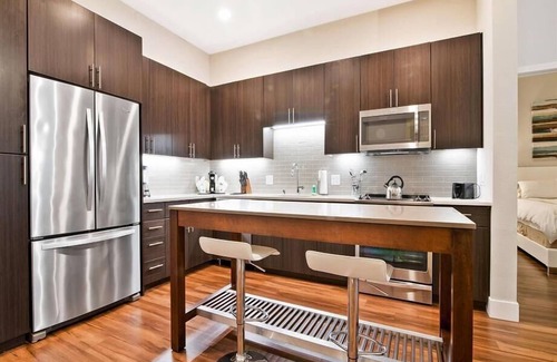 Shoreline West Apartment | Modern 2BR | Ideal for Business | Free WiFi | Downtown Mopuntain View