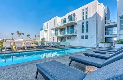 Del Rey Apartment | Modern 2BR Penthouse with Gym, Rooftop Pool, Patio & great View -Venice/MDR