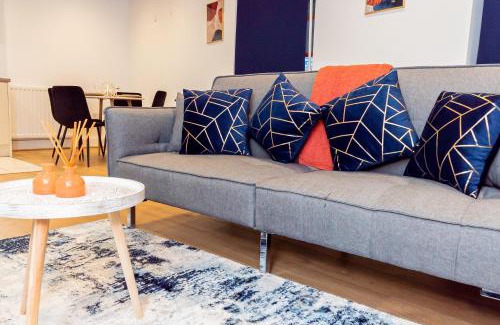 Southampton House | Modern 2BR Retreat in Southampton - Balcony, Free parking & Wifi