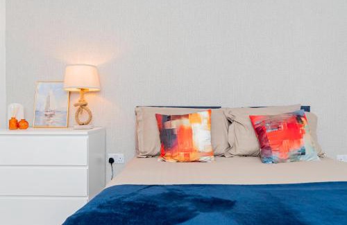 Southampton House | Modern 2BR Retreat in Southampton - Balcony, Free parking & Wifi