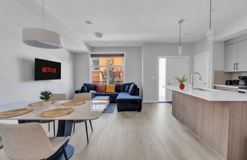 Southwest Calgary House | Modern 2BR Townhome in Belmont | AC & Parking