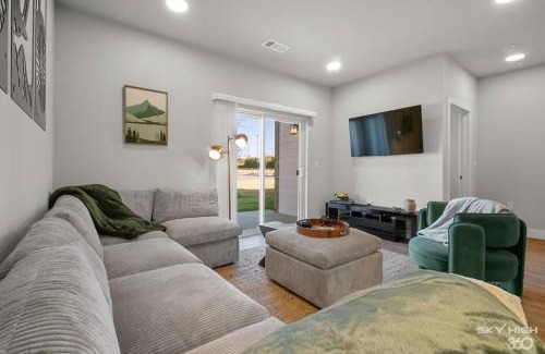 Rogers Apartment | Modern 2br2ba Aptnear Walmart Campus & Hospital