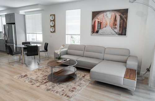 NoHo Arts District House | MODERN 3-4 BEDROOM TOWNHOME BUILT IN 2023 WITH OFFICE, BONUS ROOM, 2-CAR GARAGE WITH EV CHARGER & 2 BALCONIES (p63)