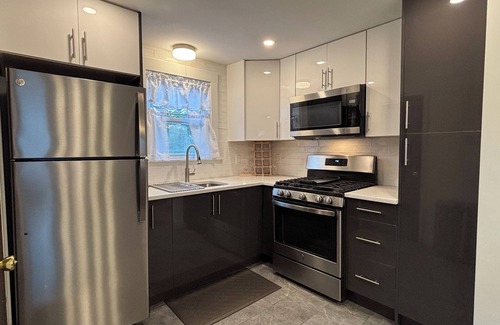 West Street - River Street Apartment | Modern 3 Bd Oasis, Convenient city living w/parking