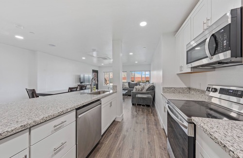 Topaz Lake Apartment | Modern 3-bed, 2-bath suite with a beautiful view of Topaz Lake.