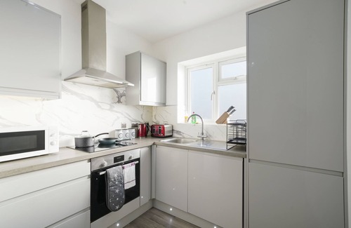Turkey Street Apartment | Modern 3 bed apartment with Parking in Enfield