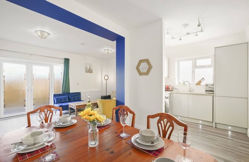 Turkey Street Apartment | Modern 3 bed apartment with Parking in Enfield