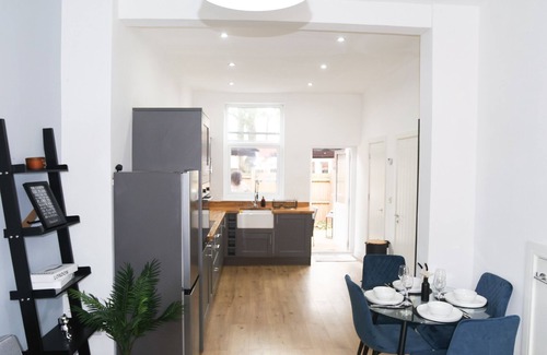 Failsworth House | Modern 3 bed house near Eithiad, Coop Live and Manchester City center