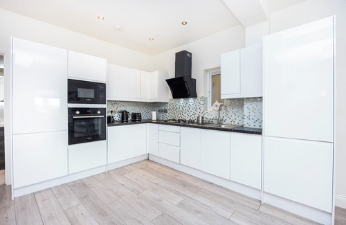 East Acton Apartment | Modern 3 Bedroom Apartment in North West London