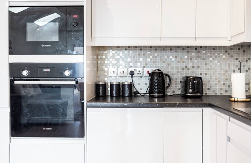 East Acton Apartment | Modern 3 Bedroom Apartment in North West London