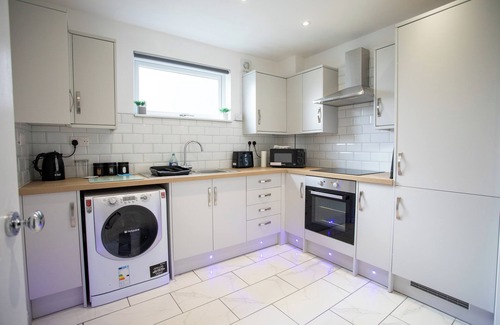 Huddersfield Apartment | Modern 3-bedroom apartment with WiFi in Newsome- sleeps 6 !