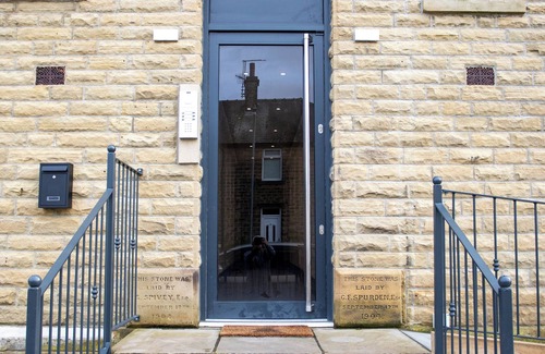 Huddersfield Apartment | Modern 3-bedroom apartment with WiFi in Newsome- sleeps 6 !