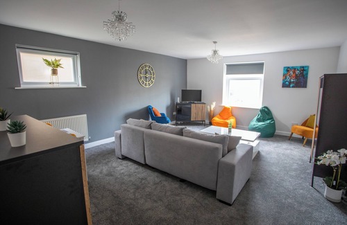 Huddersfield Apartment | Modern 3-bedroom apartment with WiFi in Newsome- sleeps 6 !