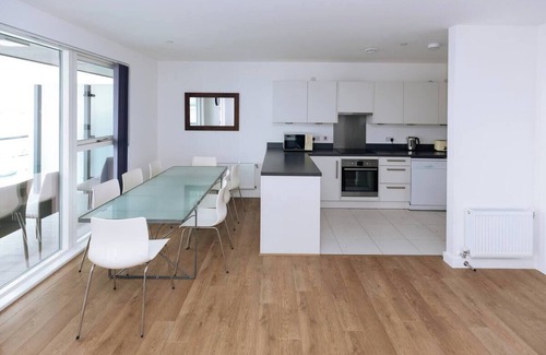 Peninsula Apartment | Modern 3 Bedroom Flat near O2 overlooking Thames