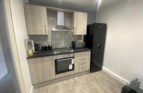 Greetland House | Modern 3 Bedroom Holiday Home - Private Parking - sleeps 10 - 2 Min M62