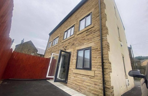 Greetland House | Modern 3 Bedroom Holiday Home - Private Parking - sleeps 10 - 2 Min M62