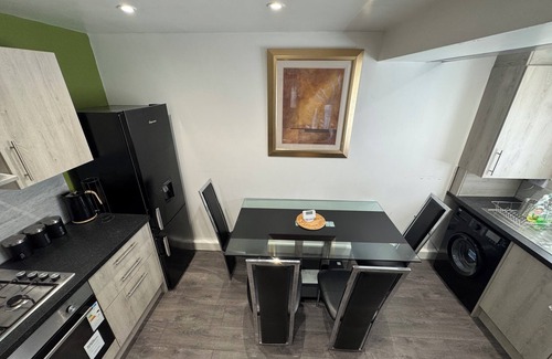 Greetland House | Modern 3 Bedroom Holiday Home - Private Parking - sleeps 12 - 2 Min M62