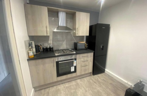 Greetland House | Modern 3 Bedroom Holiday Home - Private Parking - sleeps 12 - 2 Min M62