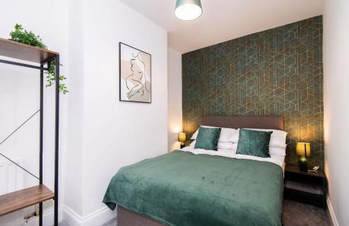 Rugby House | Modern 3 Bedroom Home in Central Rugby w Parking