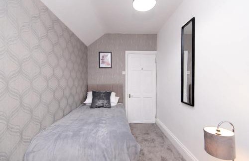 Rugby House | Modern 3 Bedroom Home in Central Rugby w Parking