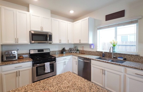 Roseville House | Modern 3-bedroom house w/solar heated saltwater pool + workspace