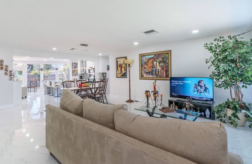 Tamarac House | Modern 3 bedroom House for 8 Guest + Pool