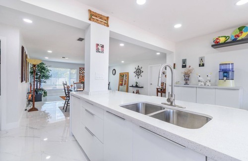 Tamarac House | Modern 3 bedroom House for 8 Guest + Pool