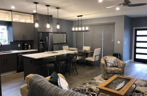 Okanagan-Similkameen House | Modern 3 bedroom luxury retreat! Wine bar, upper deck, lower patio!