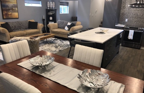 Okanagan-Similkameen House | Modern 3 bedroom luxury retreat! Wine bar, upper deck, lower patio!